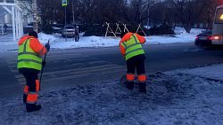 В Челябинске на борьбу с гололедом и снегом вышли почти две тысячи дорожников и дворников
