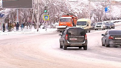На борьбу с осадками вышла спецтехника