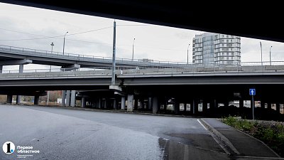 Под мостами на Братьев Кашириных в Челябинске сделают спортивные площадки