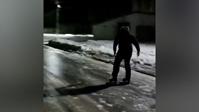 В Южноуральске местные жители катаются на коньках по проезжей части