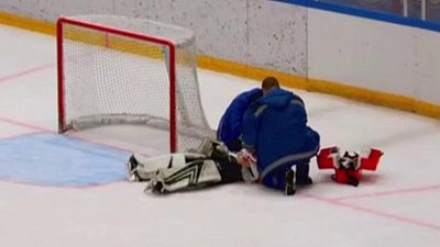 Врачи спасли 15‑летнего хоккейного вратаря после попадания коньком в шею