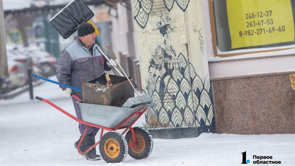 В Челябинске очисткой тротуаров от наледи займутся отдельные бригады рабочих
