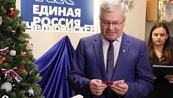 Челябинские единороссы приняли участие в благотворительной акции «Елка желаний»