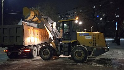 В Челябинске продолжают устранять последствия снегопада