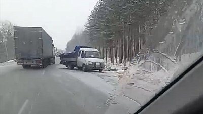 В Челябинской области на трассе М-5 столкнулись два грузовых автомобиля