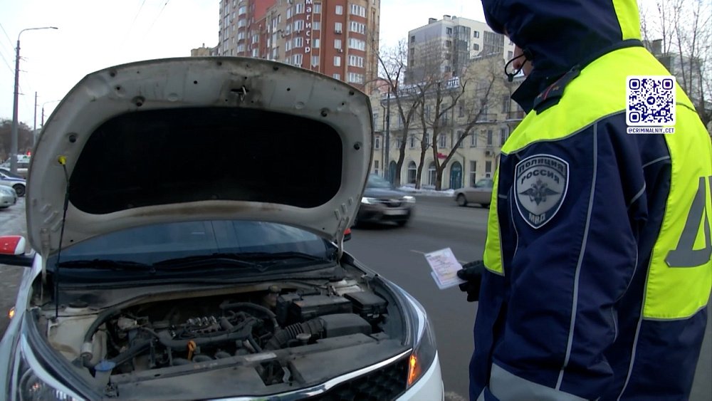 Сотрудники ГИБДД проверяют водителей такси