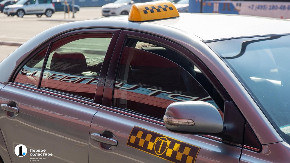 Новый закон о такси обязывает перевозчиков завести номер поддержки и «шашечки» на бортах