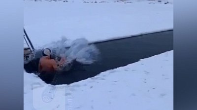 Моржи из Миасса катаются с горки в прорубь