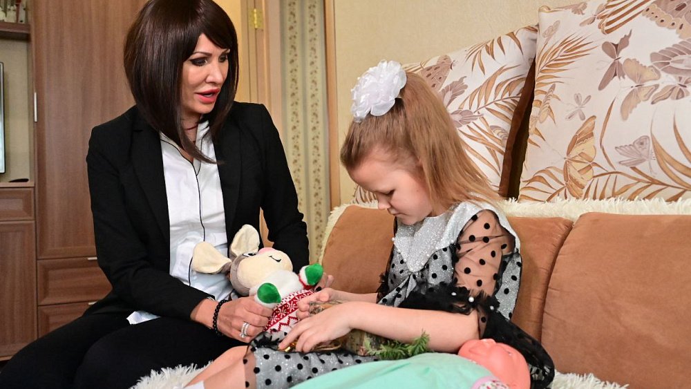 Ирина Текслер сделала новогодние подарки юным челябинским музыкантам с инвалидностью