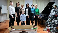 Ирина Текслер сделала новогодние подарки юным челябинским музыкантам с инвалидностью