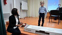 Ирина Текслер сделала новогодние подарки юным челябинским музыкантам с инвалидностью