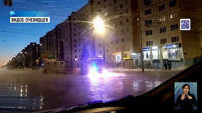 В Челябинске затопило Комсомольский проспект