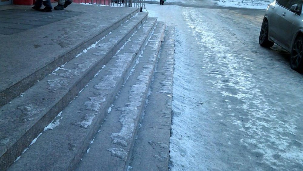 В Челябинске торговые сети оштрафовали на полмиллиона рублей за плохую уборку снега и льда