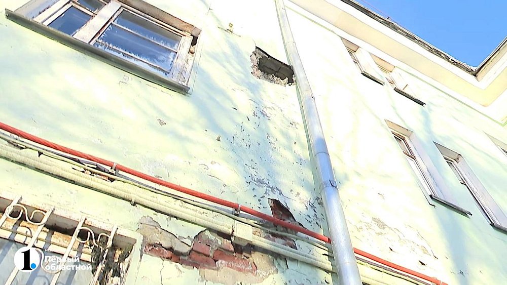В аварийном доме на Доватора в Челябинске рушится стена