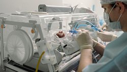 «Была комочком, а теперь человечище!» Челябинские врачи спасли девочку, весившую полкило