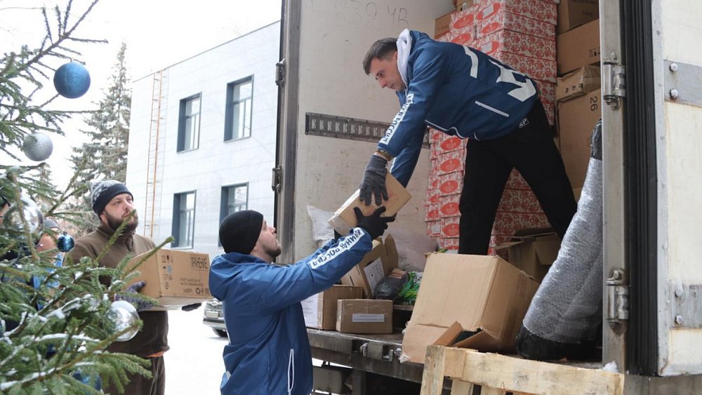 Из Челябинска в Донбасс отправили грузовики с новогодними подарками