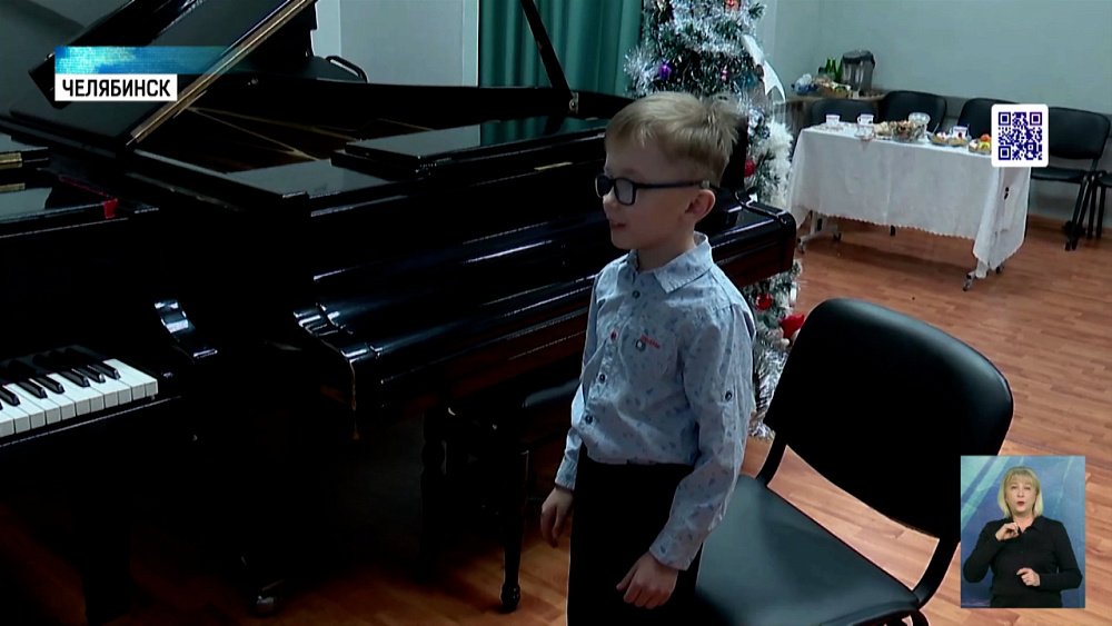 Еще 2 ребенка получили подарок от снеговика