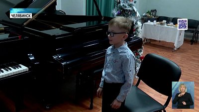 Еще 2 ребенка получили подарок от снеговика