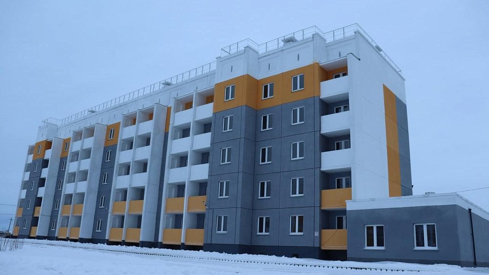 Жители аварийных домов и сироты в Челябинской области получили ключи от новых квартир