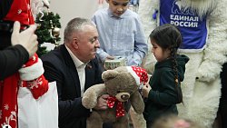 Дети из челябинского центра охраны материнства «Берег» получили подарки от «Единой России»