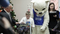 Дети из челябинского центра охраны материнства «Берег» получили подарки от «Единой России»