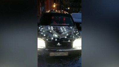 Магнитогорцы украшают автомобили к Новому году