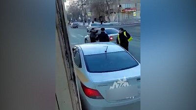 В Челябинске драка водителей трамвая и легковушки попала на видео
