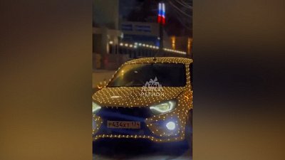 Новогодний автомобиль в Челябинске попал на видео