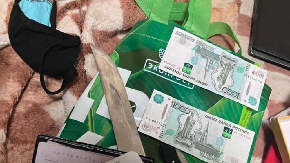 В Челябинске мужчина похитил 100 тысяч рублей из офиса и связал бухгалтера