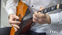 Музыкант из Челябинска получил в подарок редкую балалайку ручной работы