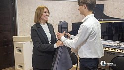 Музыкант из Челябинска получил в подарок редкую балалайку ручной работы