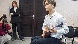 Музыкант из Челябинска получил в подарок редкую балалайку ручной работы