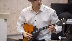 Музыкант из Челябинска получил в подарок редкую балалайку ручной работы