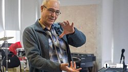 Музыкант из Челябинска получил в подарок редкую балалайку ручной работы