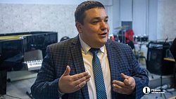 Музыкант из Челябинска получил в подарок редкую балалайку ручной работы