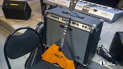 Музыкант из Челябинска получил в подарок редкую балалайку ручной работы