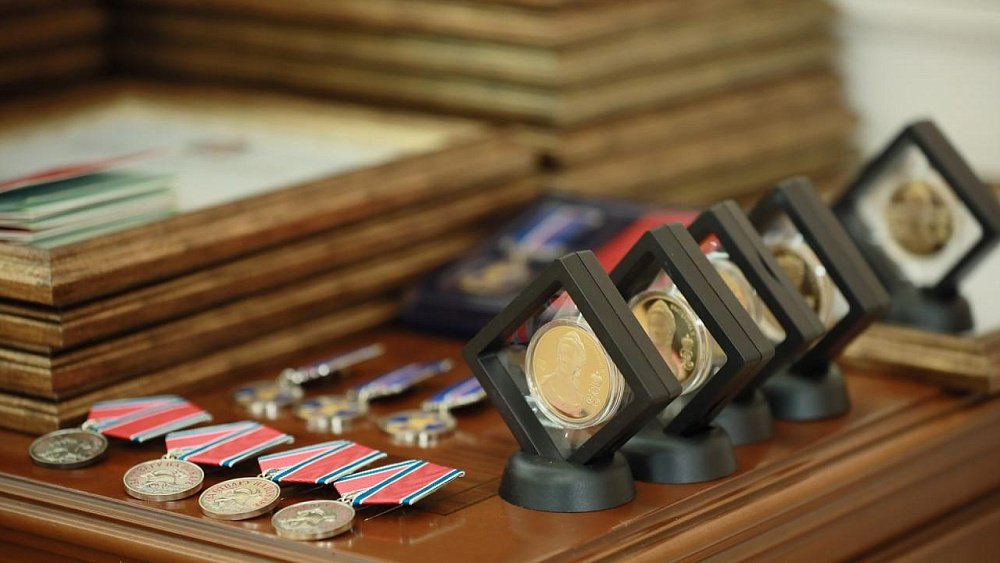 В День спасателя Алексей Текслер вручил госнаграды сотрудникам МЧС и детям‑героям