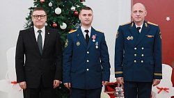 В День спасателя Алексей Текслер вручил госнаграды сотрудникам МЧС и детям‑героям