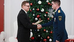 В День спасателя Алексей Текслер вручил госнаграды сотрудникам МЧС и детям‑героям