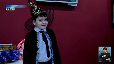 Сенатор вручил подарок ребенку из Троицка