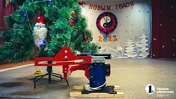 Ученикам челябинской школы № 104 подарили станок для заточки коньков