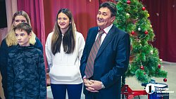 Ученикам челябинской школы № 104 подарили станок для заточки коньков