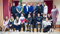 Ученикам челябинской школы № 104 подарили станок для заточки коньков