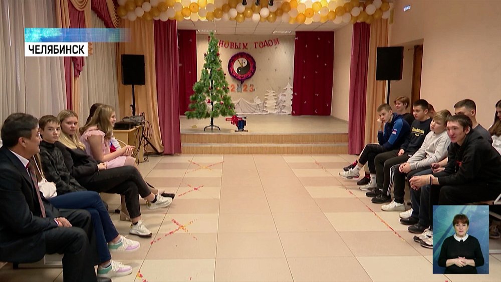 Школе № 104 подарили станок для заточки коньков