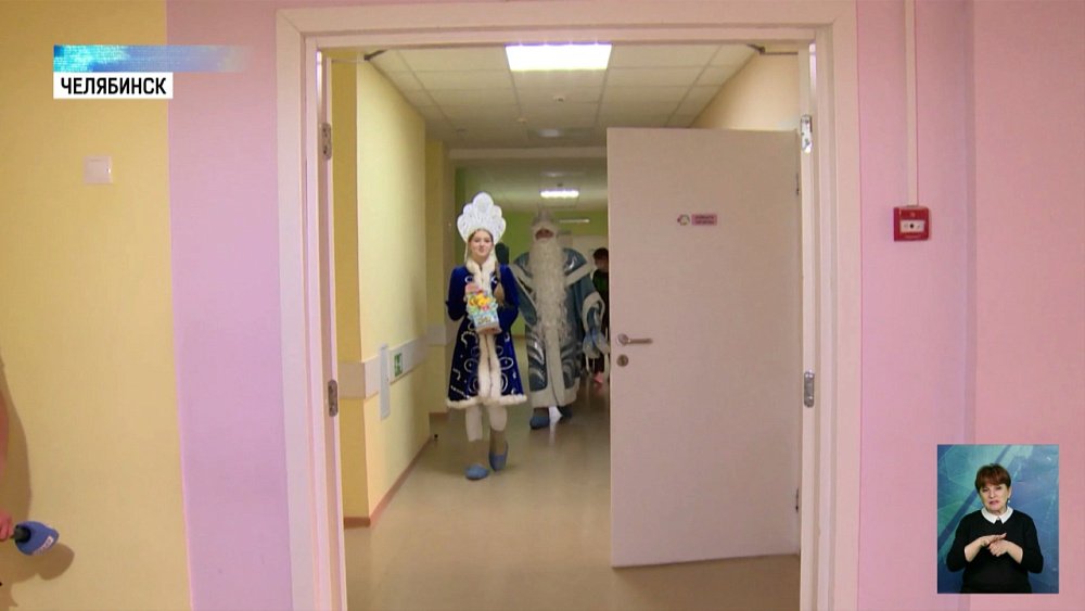 Детям подарили сладкие подарки