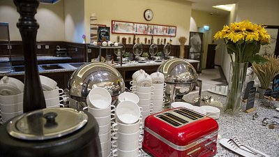 В Челябинске вырос спрос на официантов в новогоднюю ночь