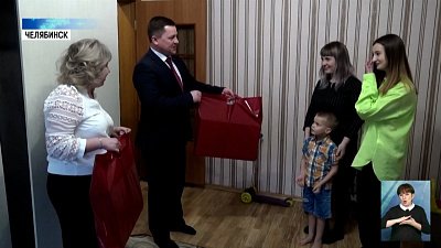 Депутаты ЗСО подарили детям подарки