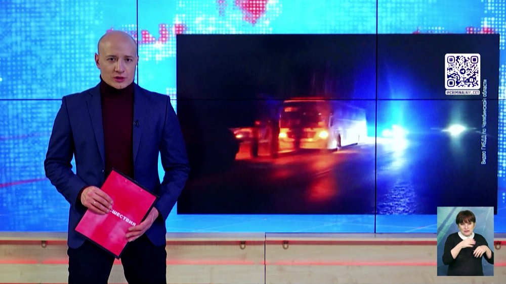 Полицейские вытащили из снежного плена автобус