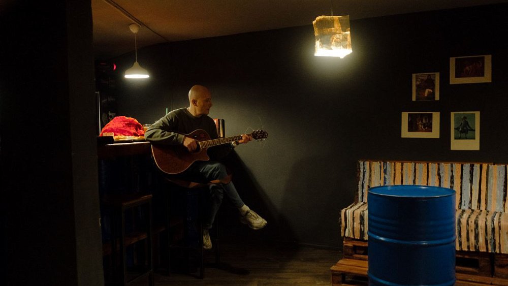 В Челябинске открылся секретный бар «Своими руками»