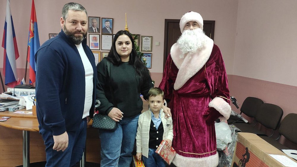 Дети донецкого города Ясиноватая получили подарки из Челябинской области